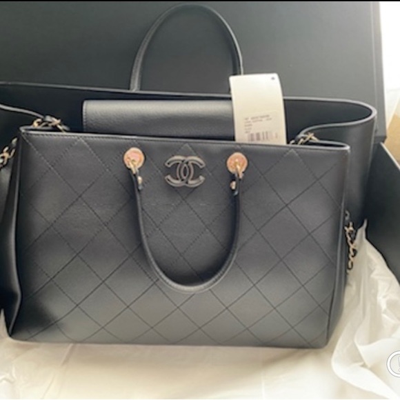 Large NEVER used black authentic leather bullskin Chanel purse w/receipt !!! - Picture 3 of 6